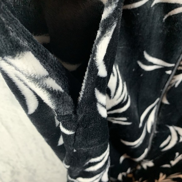 Miss Elaine Women's House Coat M Fleece Robe Full Zip Pajamas Pockets Black NWT - Picture 10 of 14